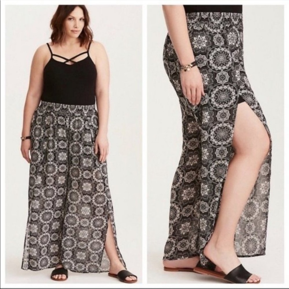 TORRID Medallion Chiffon Side Slit Pants Black White Size 2 2X NWT